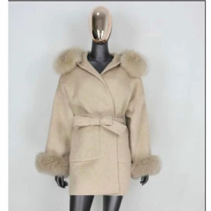 Pälsjacka  - Säljer denna fast i lite brunare färg. (Beige/brun) helt oanvänd i paketet jag köpte den i. Nypris 3299kr            Kom gärna med bud! 