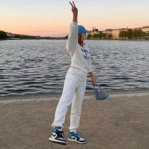 Vita mjukisbyxor - Säljer dessa vita mjukisbyxor ☁️ Dessa är väldigt bekväma i mjukt material, mycket bra skick och passar till det mesta!! Har vanligtvis M på byxor så dessa har en mer oversized fit på mig, men eftersom de är stretchiga i midjan passar de väldigt bra! Säljer för 80 kr  ✨