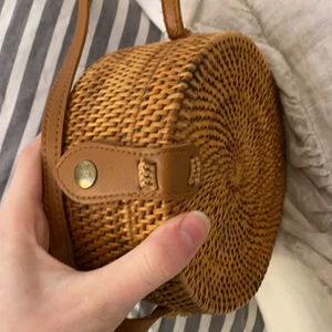 En väska  - En väska som jag fick av min mamma hon köpte den i Bali för ungefär 200kr och nu säljer jag den för 100kr kan sänka vid snabbt köp🥰 aldrig använt🥰