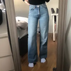 Säljer ett till par av mina favoritjeans, nämligen Monkis Yoko jeans. För små för mig tyvärr 🥲 superfint skick!! Jag är 163 cm för längdreferens!