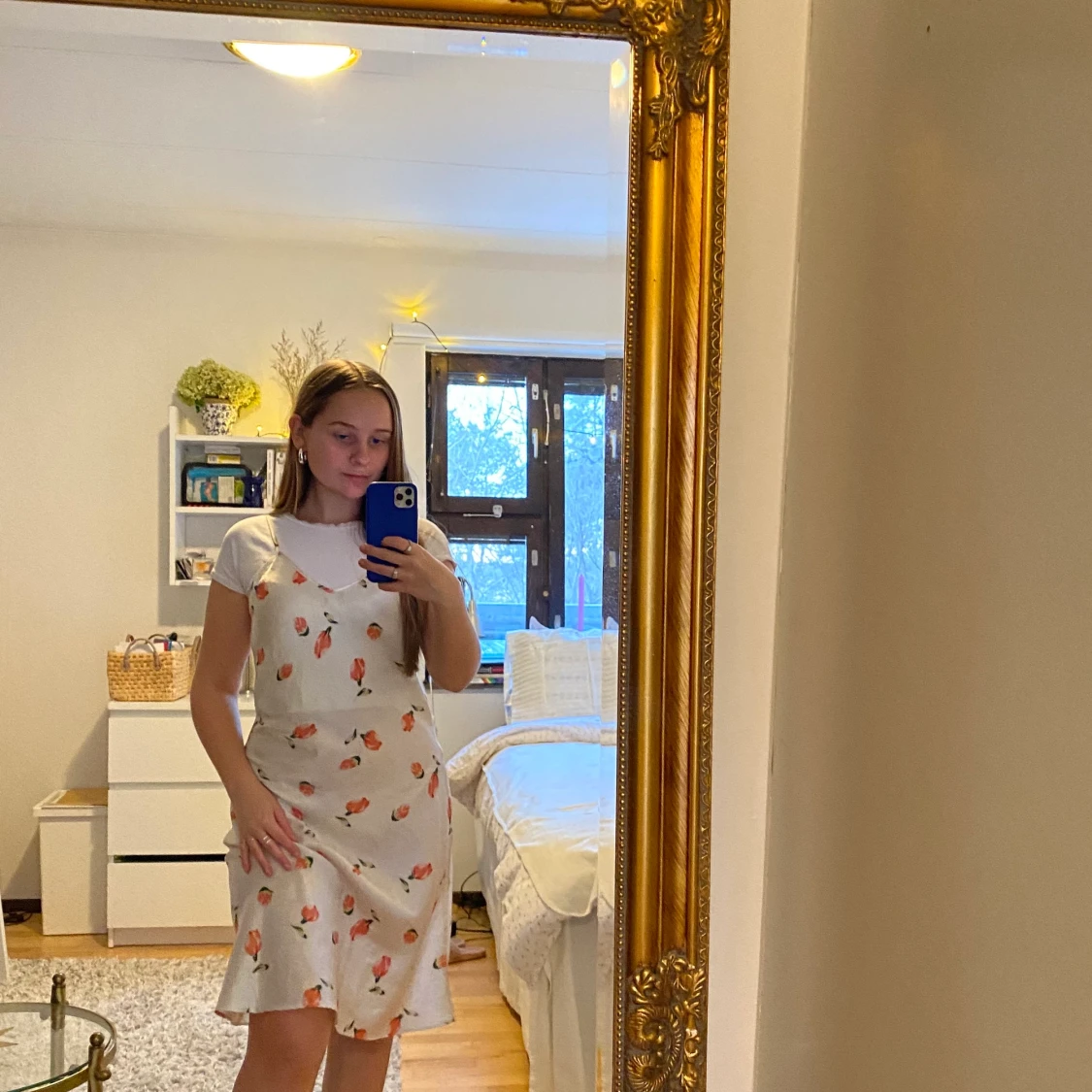 Silkesklänning med blommönster  - 91