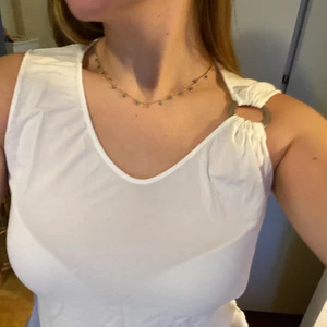 Perfekt partylinne!  - Plagget är från second hand. Storlek XS. Det perfekta plagget för fest eller andra festligheter! Vitt linne med en silverring på den vänstra axeln. Den är kort i modellen! FRAKTEN ÄR INBAKAD I PRISET 