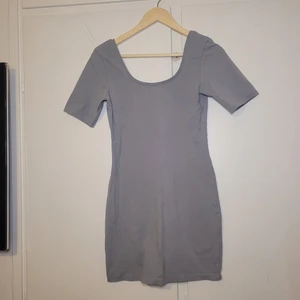 Grå långtröja/klänning  - En tröja som är figurföljande och lång. Kan användas som klänning