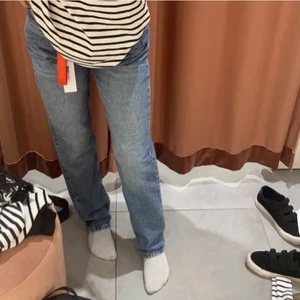 Mid Rise jeans  - Säljer mina mid Rise jeans i storlek 27, köpte dom på plick men va tyvärr för stora. Lånade bilder, skriv privat för egna bilder💓 