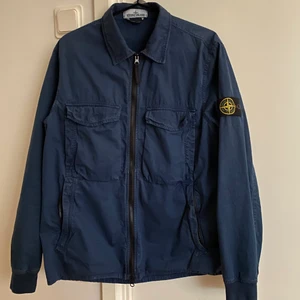 Stone island overshirt - Säljer min Stone island overshirt i blå storleken är L och skicket är 8/10. Har du nån fundering så hojta till och passar inte priset så kom med ett bud. 