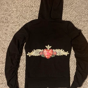 Snygg hoodie 💕 - Säljer super snygga hoodie med ett fint tryck på ryggen. Säljer pga att den är för liten för mig. Men den är super fin på. 💕