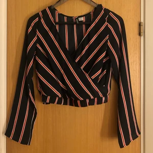 Slutsåld H&M topp  - Använt den en gång! Köpt på h&m och i nyskick. Frakt tillkommer. Väääldigt skönt och luftigt material 😊