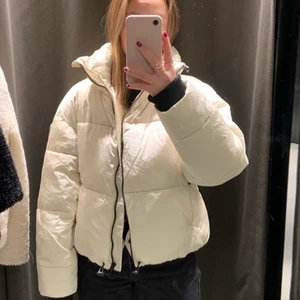 Dunjacka - En vit/gräddvit puffer jacka från Zara! Lite annan nyans i verkligenheten än på första bilden ( annan belysning)!  Använd en vinter och är storlek Xs, väldigt mysig!🤍Skriv vid frågor. 