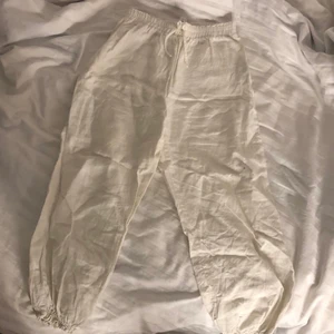 Zara linnebyxor - Säljer dessa vita linnebyxor från zara, då de inte kommer till användning. Kan sänka pris vid snabb affär. Köpt i sommras förra året. Midjemått: 60cm men är töjbara så kan töjas ut till 80cm. Längd: 80cm. Skriv privat vid intresse