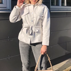 Jeansjacka med knyte - Så fin jeansjacka med knyte, i en offwhite / väldigt ljusgrå färg. strl S🤍