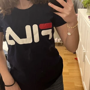 Fila tröja - En mörkblå fila tröja som knappast är andvänd. Har en liten fläck som går bort i tvätten. Står att den är storlek L men passar mig som har XS/S. Skriv om ni har några frågor eller intresse😌 pris kan diskuteras vid snabb affär
