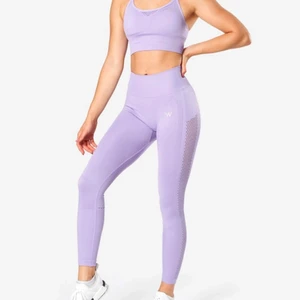 Icaniwill träningsset - Säljer detta fina set från icaniwill där toppen är i storlek L och tightsen S. Använda ungerfär 3 gånger💜