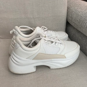 Zara Sneakers  - Säljer dessa 90-talsinspirerande ”chunky” sneakers från Zara. Storlek 38 och är normala i storleken skulle jag säga. Smått använda men kan självklart rengöras lite innan köp. 😄