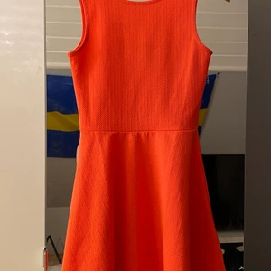 Korallrosa klänning - En korallrosa klänning från H&M. Väldigt fin och ser nyköpt ut. Har använt den några få gånger 