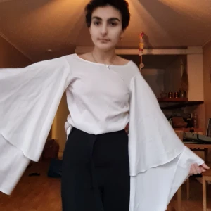 Flowig tröja - Håller sig kvar på axlarna 