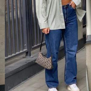 Lånade bilder! Monki jeans i stl 28 och i superskick. Köpte jeansen för 400 men säljer för 300 kr (frakten ingår i priset)🌸