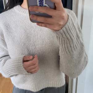 Väldigt mjukt croppad knit från zara. Storlek M. Ljusgrå. Lapparna kvar.