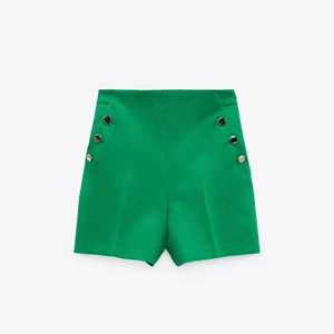 Shorts från Zara - Ett par gröna shorts med guldiga detaljer nyligen köpt från zara med prislappen kvar.     
