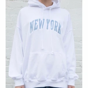 Brandy Melville Hoodie - En super snygg hoodie från brandy som sitter oversized. Säljer då det inte är min stil längre! Inte använt så mycket därav av väldigt bra skick. Nypris 500kr. Köparen står för frakten!🤍🤍
