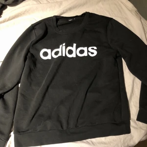 Adidas Sweatshirt, storlek M - Jättesnygg och stilren sweatshirt. Matchar till allt. Älskar🥰