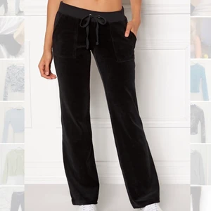 Juicy Couture mjukisbyxor  - Svarta Juicy Couture mjukisar low waist, velour