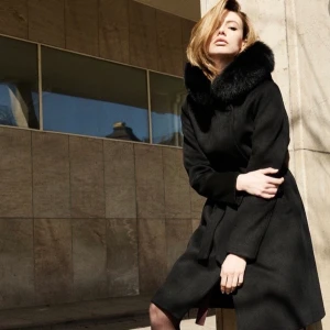 Rock and Blue kappa Élyse m äkta päls - Superfin i stl 38, mycket fint skick! Köpt för 4000:-pälsen är avtagbar.