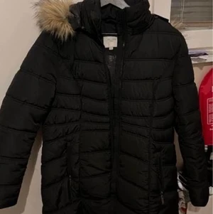 Vinterjacka - Helt ny vinterjacka använd bara 3 gånger hämtas på plats i Borlänge storlek 38
