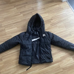 Jacka  - Säljer denna snygga Nike jackan, väldigt praktisk då man kan ha den åt båda hållen, man kan välja om man vill ha Nike märke på ryggen eller inte! Ett litet hål på ena armbågen men inget som man lägger märke till, hålet syns även bara om man har jackan åt ena hållet utan Nike märket på ryggen.