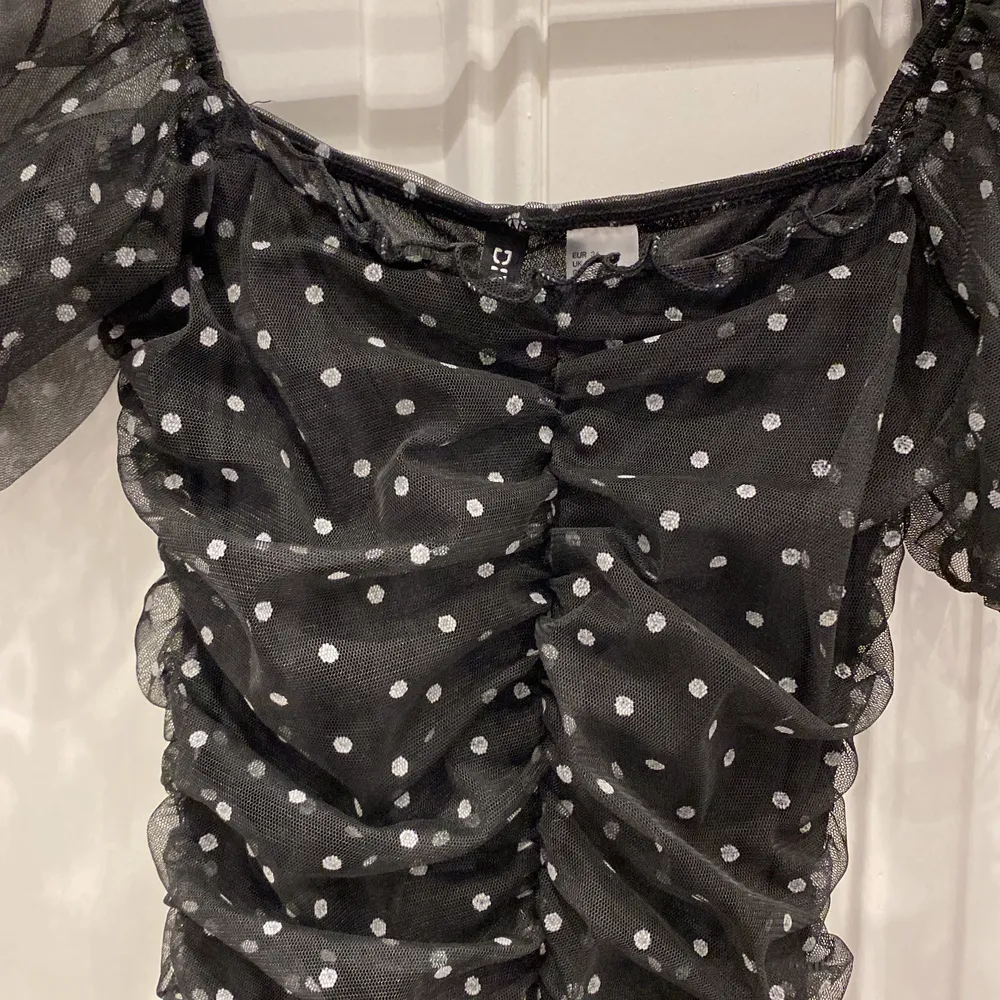 Jättesöt prickig klänning från H&M i mycket bra skick. Kan även posta :). Klänningar.