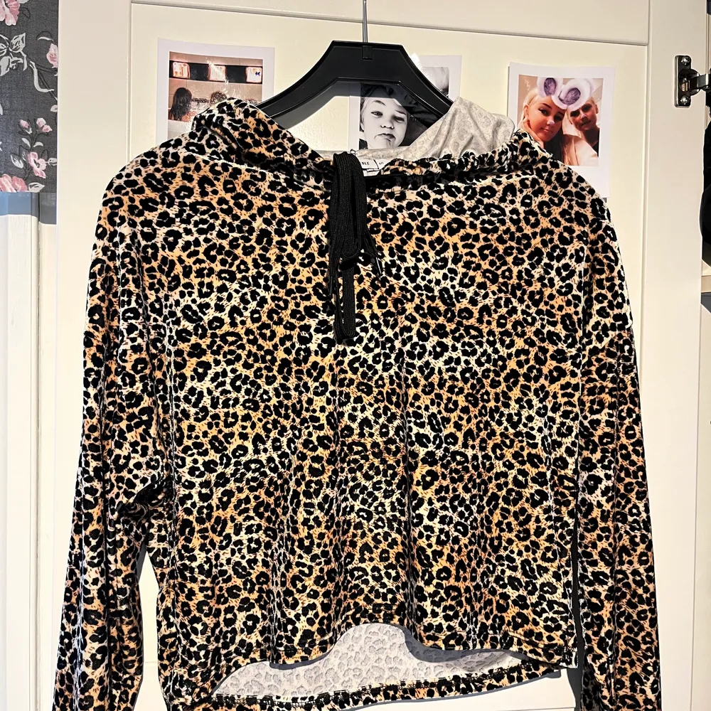 Super skön leopard mönstrad hoodie från Jack and Jones. Aldrig använd och bra kvalite 💘. Tröjor & Koftor.