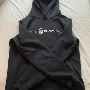 Sail racing hoodie - Sail racing hoodie i bra skick i strl 160. Väldigt sparsamt använd. Texten har dock börjat få lite sprickor därav priset!