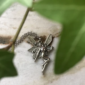 Halsband  - Gulligt fairy halsband köpt för cirka 70kr men säljer då det inte är min stil längre! Knappt använd.