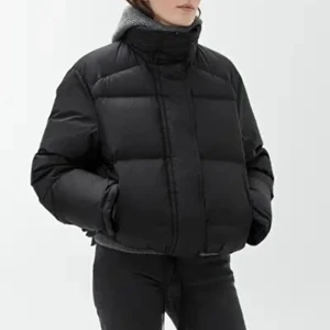 Redown puffer jacket arket - Så varm dunjacka från arket i modellen cropped redown puffer. Storlek 34 men oversized så passar mig som är en 36/S också. Köp köp!❤️ (nypris kring 1750) skicket är som nytt!