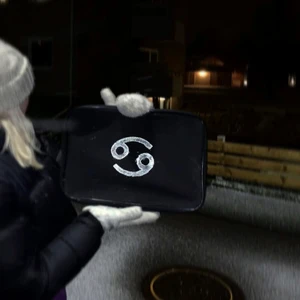 Datafodral  - Beställ ett datafodral med ditt aldeless egna stjärntecken i reflextryck!🪐✨