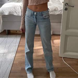 Säljer dessa populära jeans från zara pga att dom är för korta för mig som är 174💓