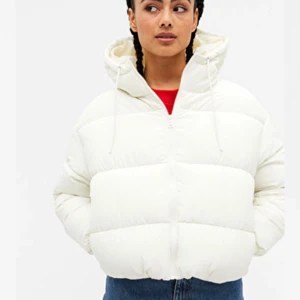 MONKI - VIT PUFFER JACKET  - Fin jacka från Monki i storlek S (liten lite bläckfläck) (endast seriösa köpare). Buda gärna! Den blir även din för 100kr! 