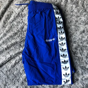 ADIDAS TNT TRACK PANTS - så s#tans snygga men kommer inte till andvändning längre! andvända kanske högst 2 gånger och inköpta 2018 då dom såldes slut snabbt och tror inte dom finns att köpa längre? speciellt inte denna färgen! storlek M stretchiga i midjan så kan passa dom flesta storlekar😛 kan tänka mig att byta emot något också men beror på!