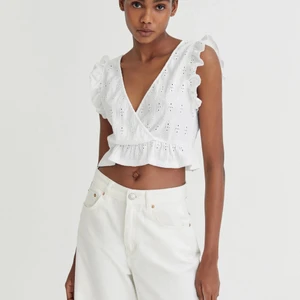 Vit topp, zalando  - Säljer denna superfina topp som är ifrån pull and bear men köpt på zalando💕slutsåld! Säljer då den inte kommer till användning längre☺️ använd ungefär 2 gånger så nyskick och inga skador❗️kontanta mig privat vid frågor / intresse 💕