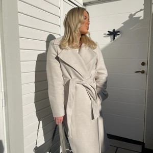 BEIGE KAPPA  - Säljer denna super fina kappa från H&M som köptes för några månader sen men nu säljs vidare! Ordinariepris 599 