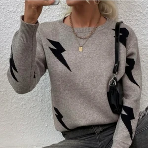 Blixtröja - Säljer min jättemjuka beige/grå tröja med blixtrar då den inte passar min stil längre, dessutom knappt använd så i nyskick❤️❤️ Storleken vet ja ej men skulle tippa på en S