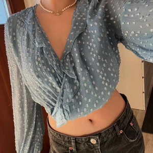 Festtopp  - En glittrig festtopp från Gina som inte säljs längre, nyskick 💕 köparen står för frakten skriv privat om du vill ha fler bilder 🤍