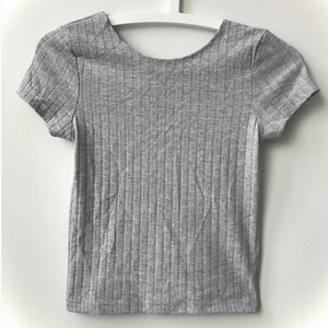 Bikbok topp, storlek XS - Topp från Bikbok som blivit för liten för mig. Knappt använd, fint skick!