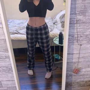 Pyjamasbyxor  - Säljer dessa pyjamasbyxor som är från H&M och slut överallt. Storlek S och jätte fint skick!🖤
