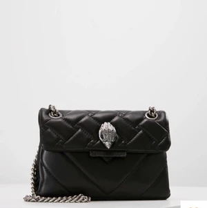 Kurt geiger väska - Försöker sälja min superfina Kurtgeiger väska igen då det blev fel vid budgivningen förra gången! Den är i mycket fint skick och köpt på Zalando för cirka 1745kr, skriv för frågor eller fler bilder❤️