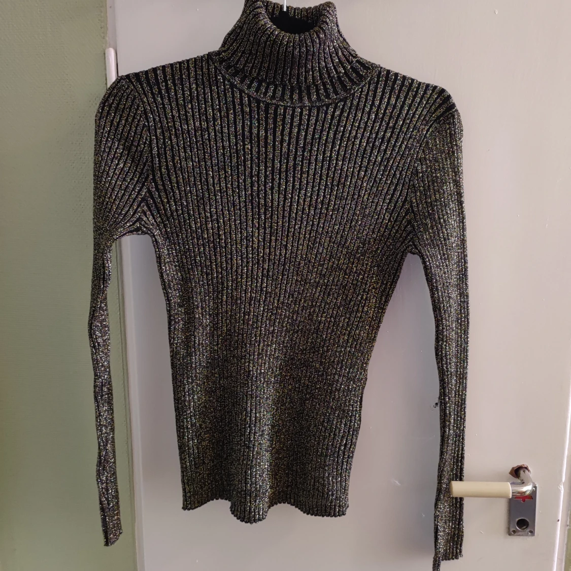 Guldig polo i ribbat stretchtyg från Monki