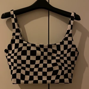 Topp - Super cool topp från Bershka! Säljer pga att den tyvärr inte kommer till användning längre! Köparen står för frakten❤️‍🔥