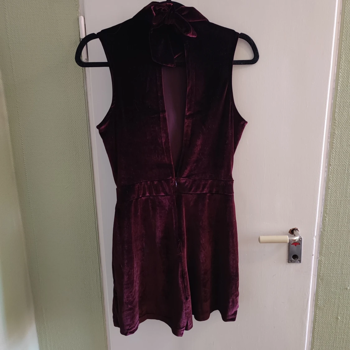 Shortsdress med öppen rygg i sammet - 91