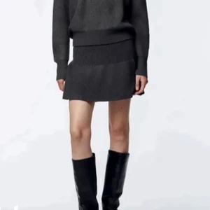 Grå stickad zara kjol❤️ - Säljer denna sjukt snygga och slutsålda kjol ifrån zara! Prislappen kvar och aldrig använd! 