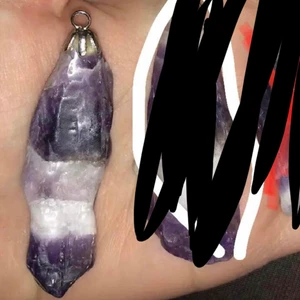 Ametist hänge /hängen kritsall / mineral - Superfina hängen i ametist. Handgjorda. Styck pris. För mer info är det bara att skriva men skriver du att du ska köpa så uppskattar jag att du gör det och inte helt plötsligt ej svarar. 