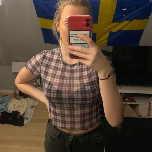 Tröja från H&M - En väldigt genomskinlig tröja från H&M med lila toner i. Jag har använt den några gånger skulle gissa på 10-15 gånger.